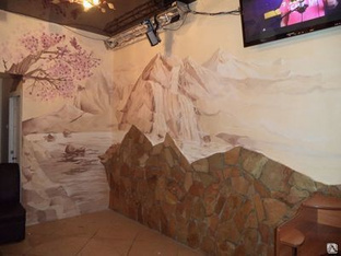 Декоративная отделка роспись на стене  с природным камнем( камень златалит) 